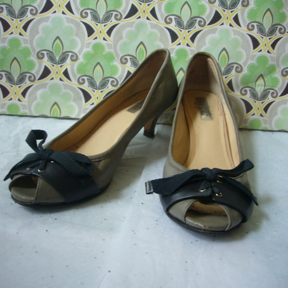 Nordstrom Halogen Gray LeatherAccent Bow Peep toe Kitten Heel Pump - Size 8.5